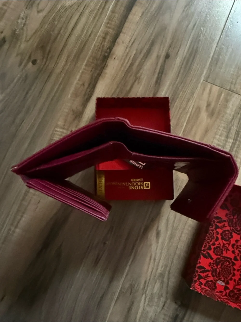 NWT Stone Mountain Red and Black Decorative Leather Wallet with Box